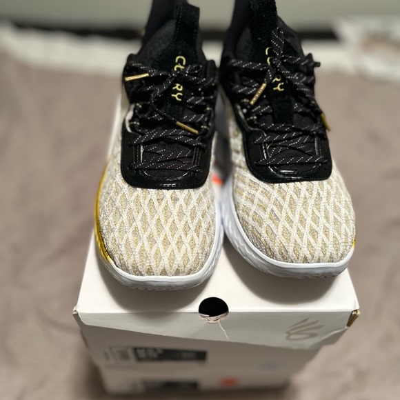 Under Armour- Curry 9- Size 11.5- Yellow and Black - Picture 3 of 5